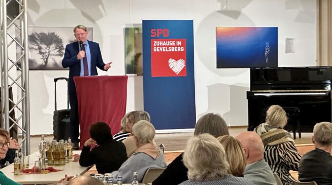 Bürgermeister Claus Jacobi Ließ Es Sich Nicht Nehmen, Den Verdienten Genossen Persönlich Zu Danken. Gemeinsam Mit Ihnen Und Seiner SPD Will Er Auch In Zukunft Gevelsberg Weiter Gestalten.