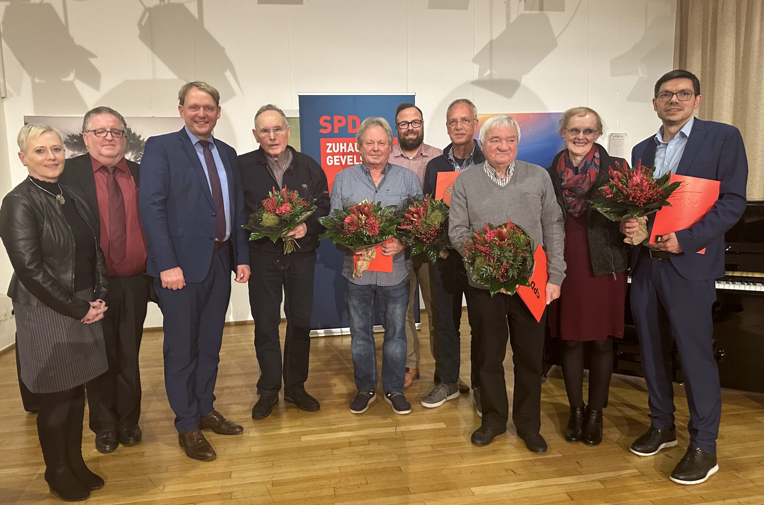 Gruppenbild mit Bürgermeister und den Vorsitzenden der Ortsvereine: Die SPD-Jubilare 2024.